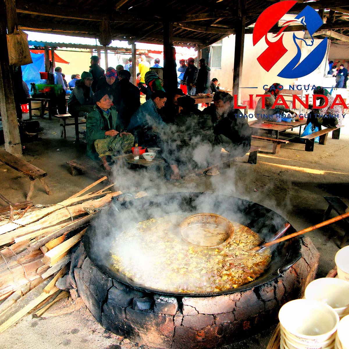 Cận cảnh nồi lẩu thắng cố tại khu chợ phiên Bắc Hà