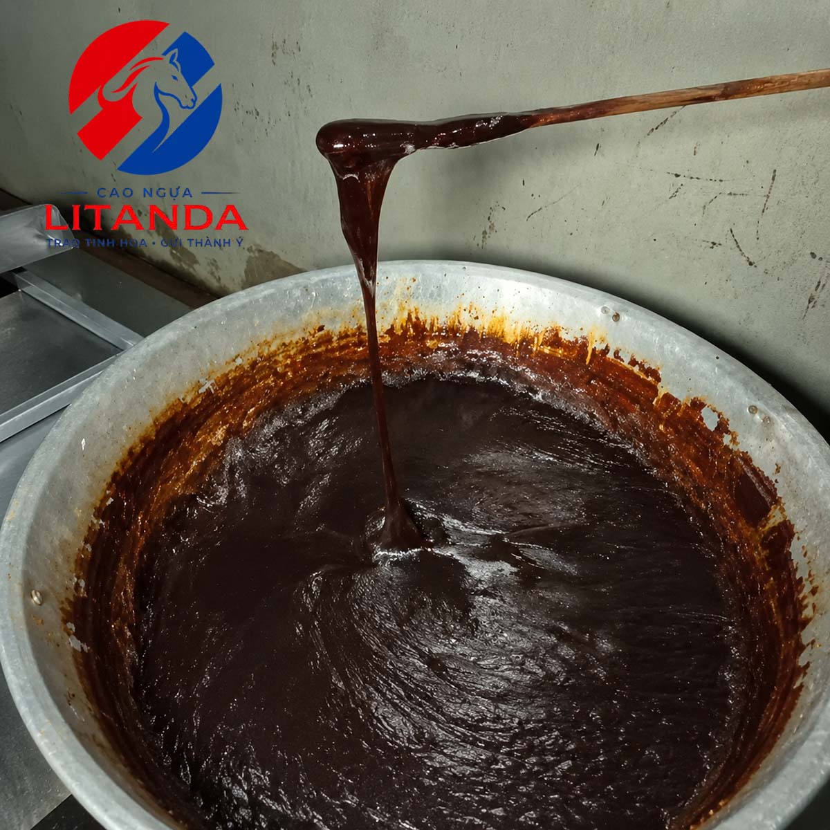Cao mèo đen mới được cô đặc, chuẩn bị được đổ vào khuôn
