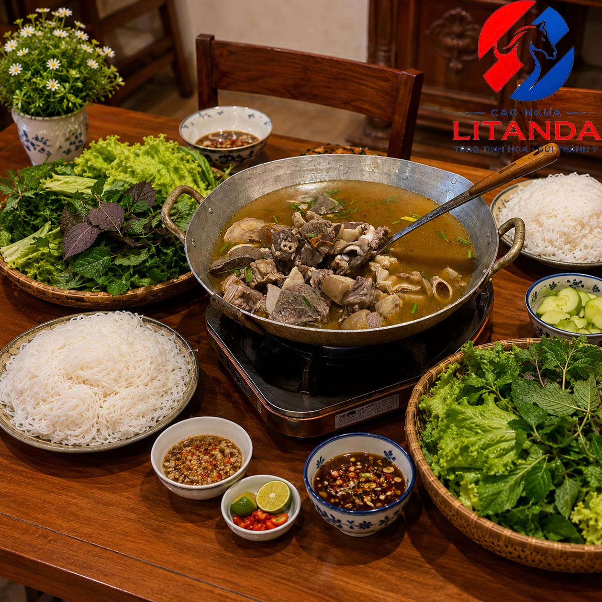 Cả gia đình ngồi quây quần bên nồi thắng cố ngựa đúng hết ý