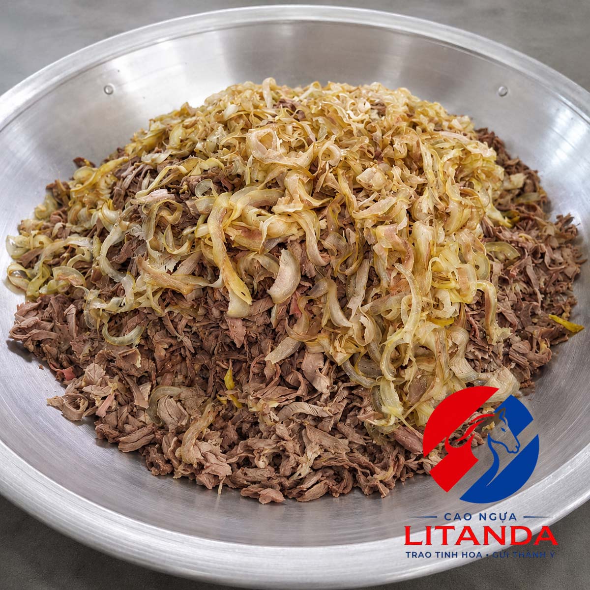 Công đoạn trộn thị ngựa chín với bì ngựa chín và các loại gia vị